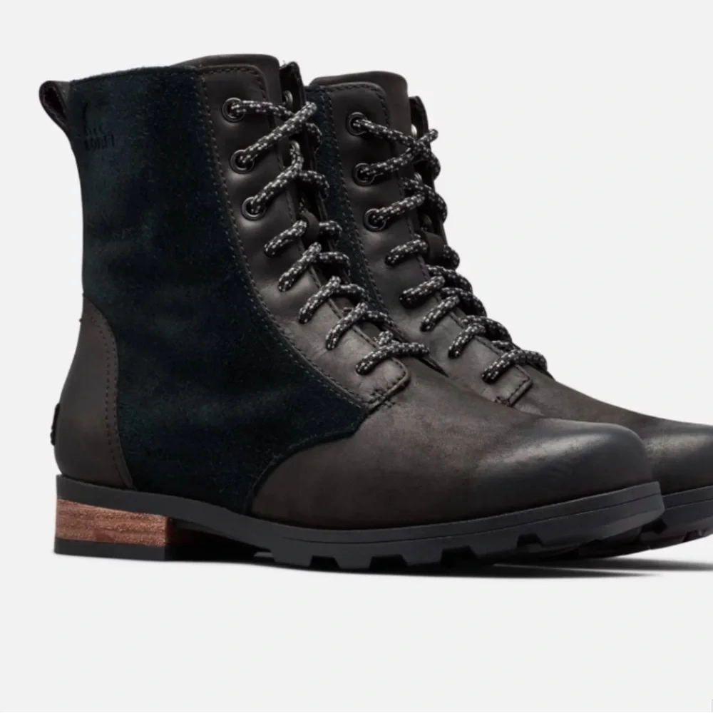 Sorel Emilie Short black leather Lace Boot size 10